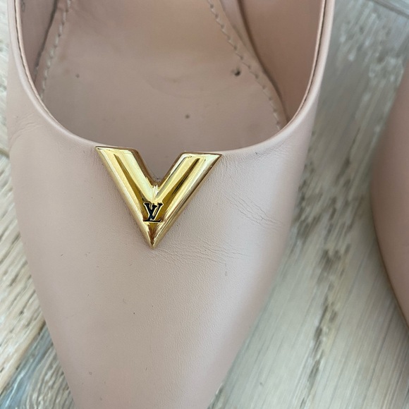 Authentic Louis Vuitton Pumps w/ Gold Hardware - Picture 3 of 6